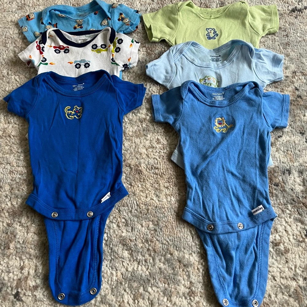Newborn onesie bundle (6)